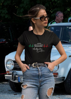 T-Shirt mit Herzschlag Motiv und Alfa Romeo Giulia. Ein tolles Geschenk für alle Giulia Oldtimer Liebhaber. auto-emotion.net 