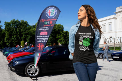 T-Shirt für alle Alfa Fans mit dem Spruch Resistent gegen jegliche Impfung Virus Alfa. Das Geschenk für jeden Alfisti. auto-emotion.net